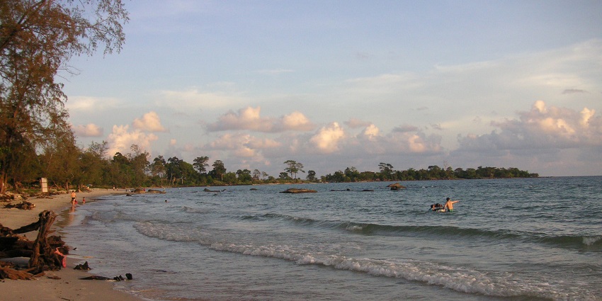 An image showing Independence Beach in Sihanoukville, with sandy shores and clear waters.