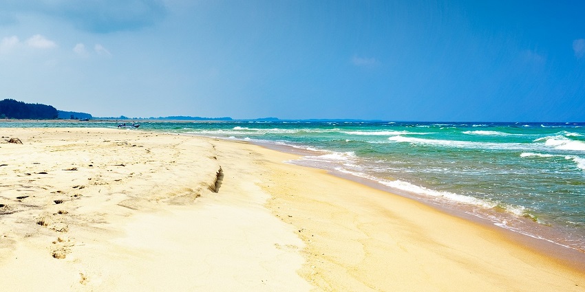 Relax at the Kallady Beach, one of the serene things to do in Batticaloa, Sri Lanka