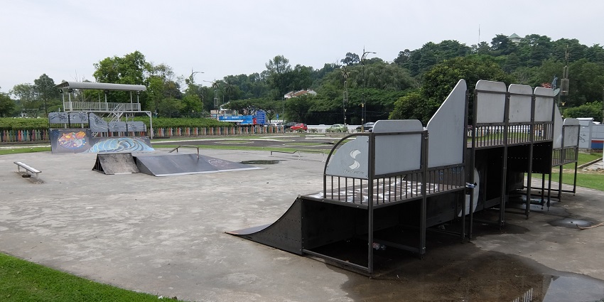 Relaxing at Danga Bay, with various natural landscapes