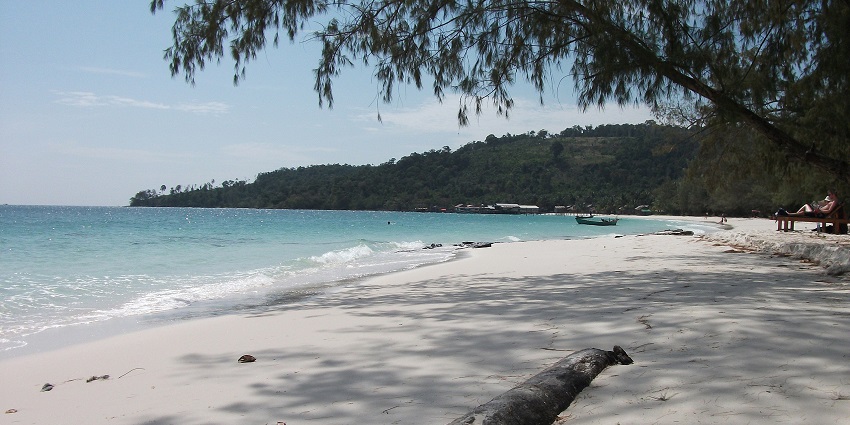 An image of Koh Rong island, one of the islands with fewer crowds in Cambodia.