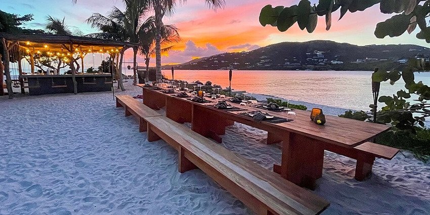 Enjoy delicious meals while watching a movie on the beach.