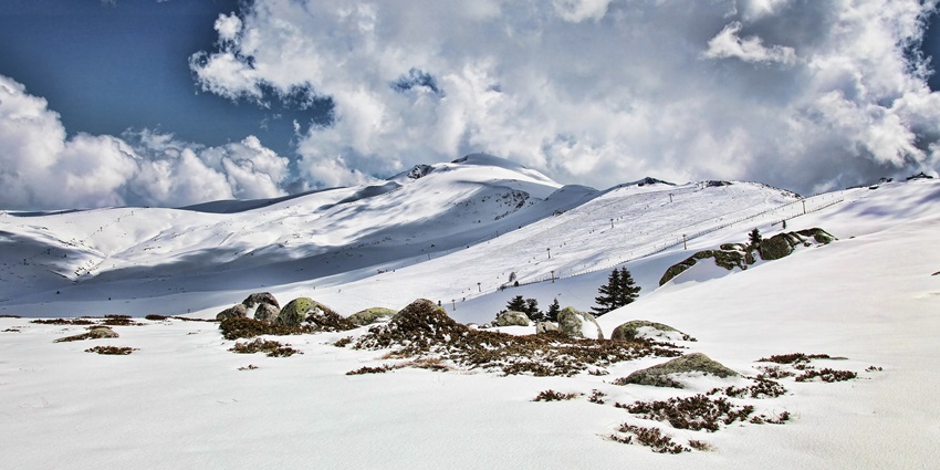 An image of Mount Uludağ in Turkey with snow-capped peaks, showcasing things to do in Bursa.