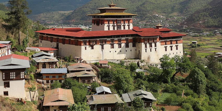 An image of Rinpung Dzong, a famous tourist attraction around the National Museum of Bhutan.