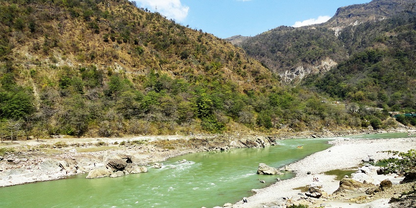 An image of a campsite in Ganga in Rishikesh, one of the places for budget camping in India