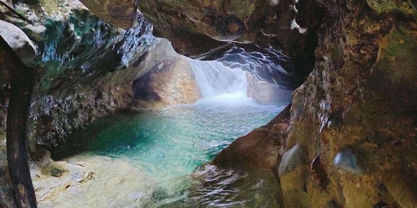Inside the robbers cave or Guchhupani, a must visit place around Tapkeshwar Temple.