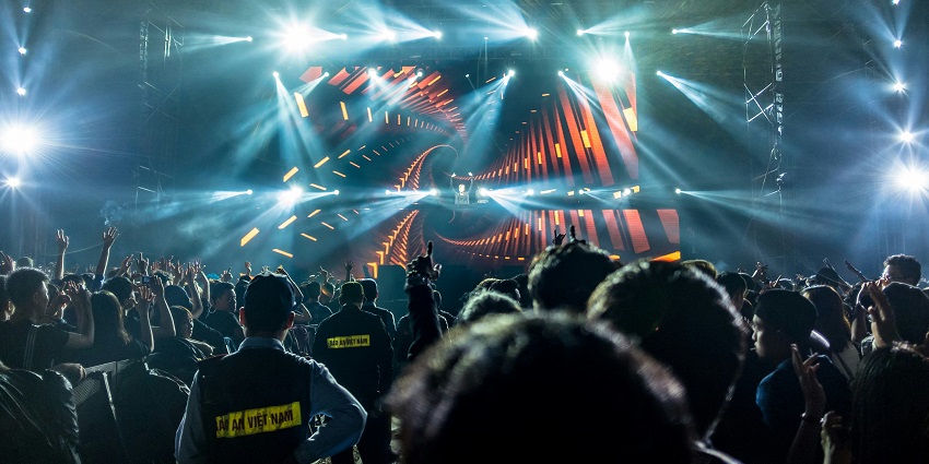 An image of a live hip-hop performance at Rolling Loud in Miam, one of the main music festival in December.