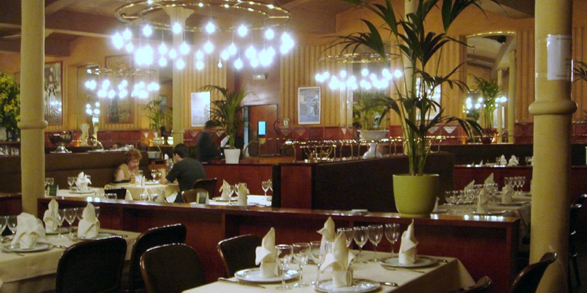 A romantic ambience at a restaurant to go on a date on Valentine's Day in Barcelona