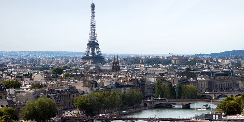 A visit to the Eiffel Tower, in Paris, France is among the best ideas for Valentines Day.