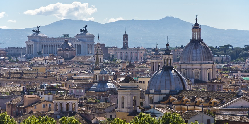 A picture of the mesmerising skyline of Rome with stunning buildings and hills in the background