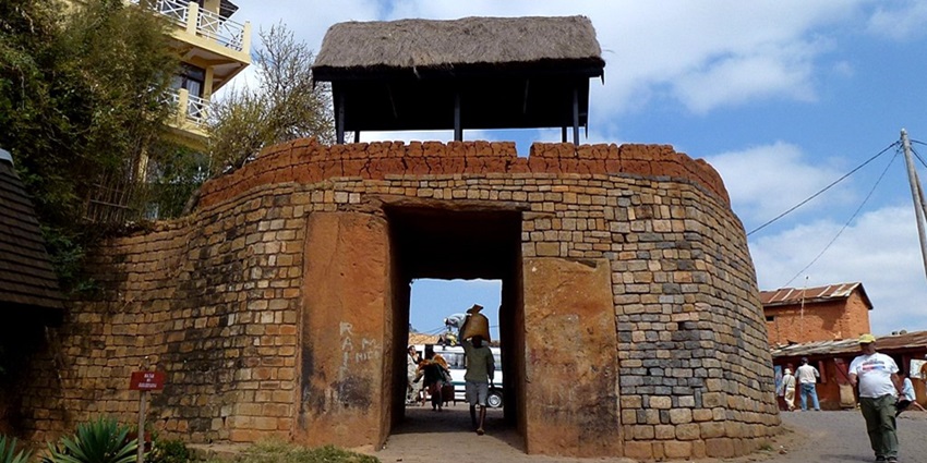 Image of the gate of the Royal Hill of Ambohimanga, a popular place around the Lemurs Park.
