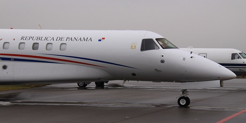 An aeroplane parked on a runway with "República de Panamá" written on its body