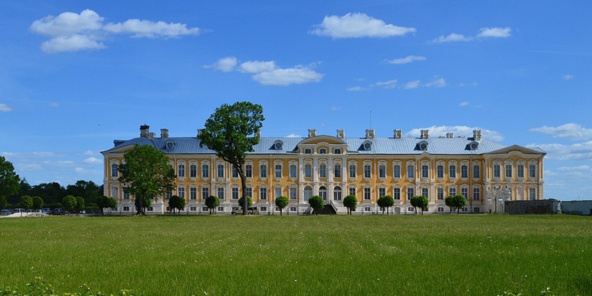 Showcasing the grand Baroque architecture of Rundāle Palace under a clear blue sky