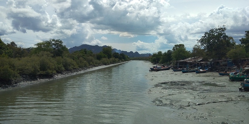 An image showing a river surrounded by mangrove forest, similar to Rung Sach Nhat Ngu - Can Gio.