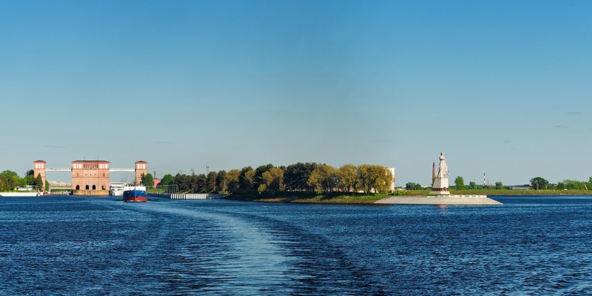 Image of Rybinsk Reservoir with clear blue water - one of the largest lakes in Europe