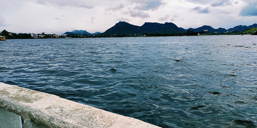 An image of Fateh Sagar Lake,with calm waters surrounded by scenic hills
