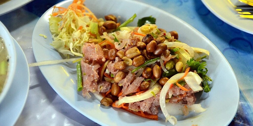 Sai Ua, a traditional local food in Chiang Mai, is served with fresh herbs and chili dip