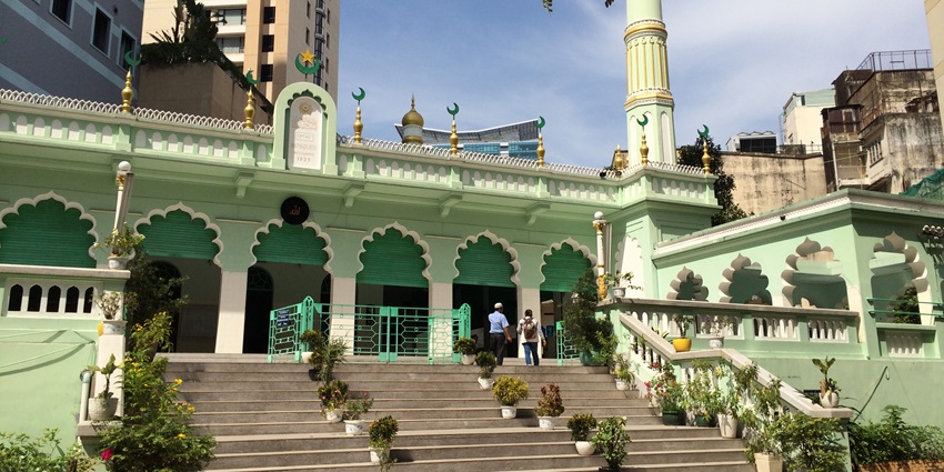An image of a child praying in a mosque similar to Saigon Central Mosque, a famous mosque in Ho Chi Minh City