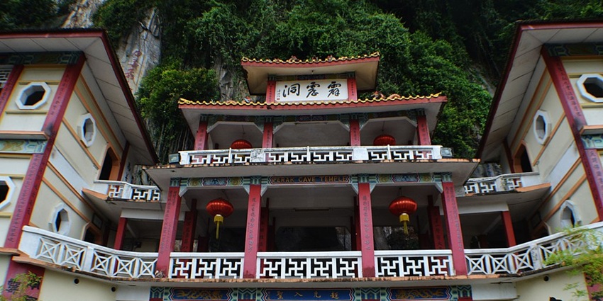 A brilliant three-storied complex of Sam Poh Tong Temple located amidst green hills