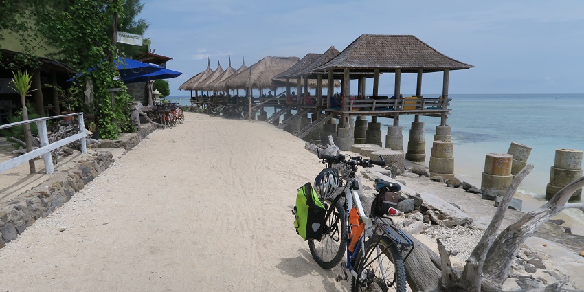 chilled vibes at Sama Sama Reggae Bar, one of the best nightlife spots for Gili nightlife