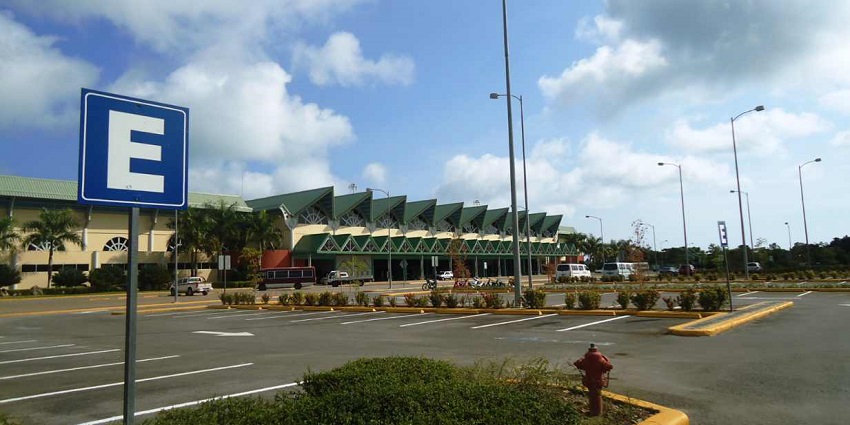 The terminal of Samaná El Catey International Airport, with a sign board that says “E”.