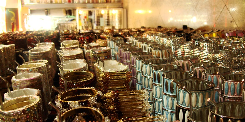 A picture of Sampeng Market’s colorful stalls, filled with clothing, accessories, and souvenirs.