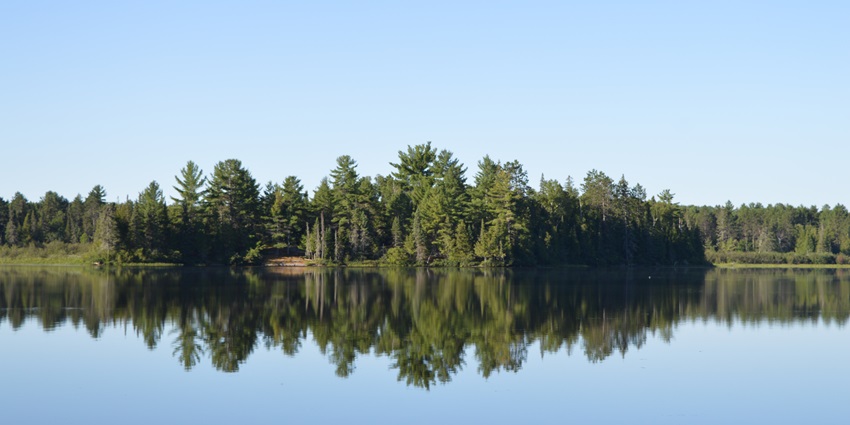 A breathtaking view of the Samuel Day Champlain Lake reflects the natural beauty of Canada.