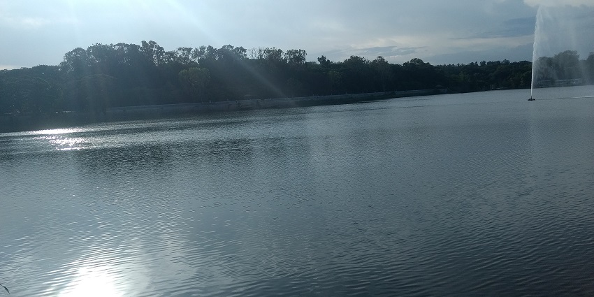 A lovely sunset scene at Sankey Tank, one of the largest lakes in Bangalore, ideal for relaxation.