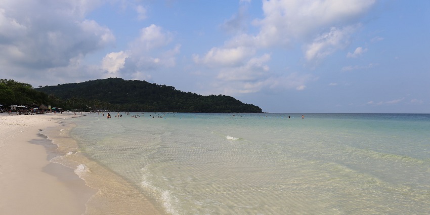 The white sandy shores and crystal-clear waters of Sao Beach in Phu Quoc.