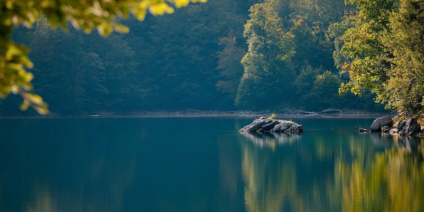 An image Sara Lake surrounded by trees and offering a peaceful setting.
