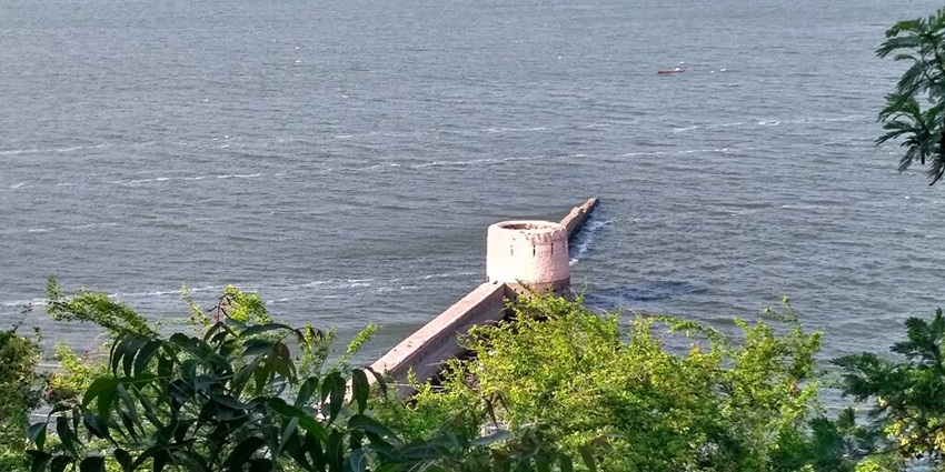 An image of a lake in Bhopal with a large water body that is similar to Sarangpani Lake