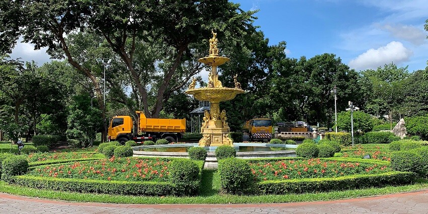 Saranrom Park, once a royal palace, now features gardens, fountains, showcasing Thailand’s history.