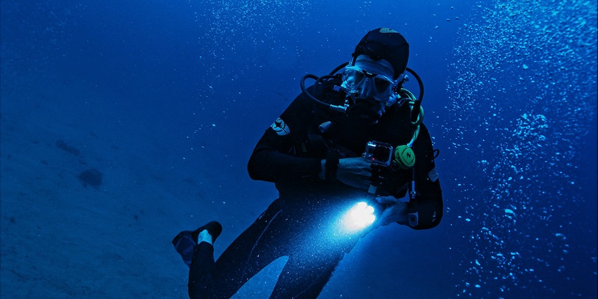 An image resembling a scuba diver in Benoa Bali, one of the best water sports in Bali.