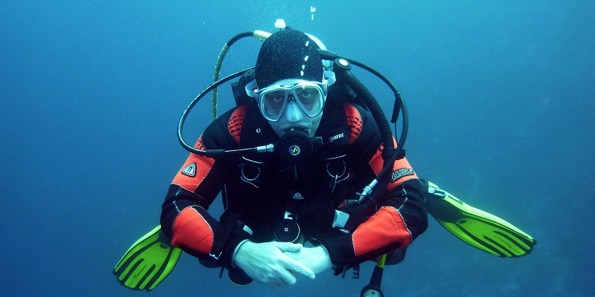 An image resembling a scuba diver in Nusa Dua, one of the best water sports in Nusa Dua.
