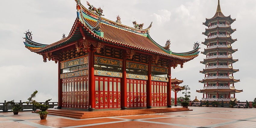 Witness the intricate architecture of Cheng Hoon Teng Temple, one of the things to do in Malacca.