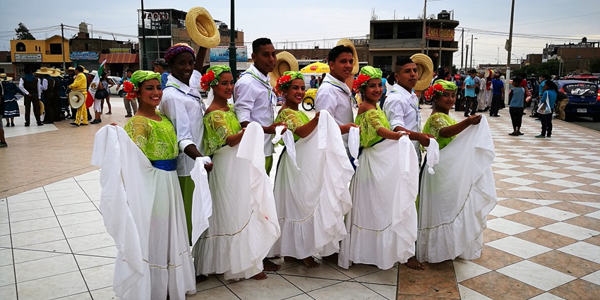 Traditional Ecuadorian dancers from Grupo de Danza Arteab performing at Festichincha