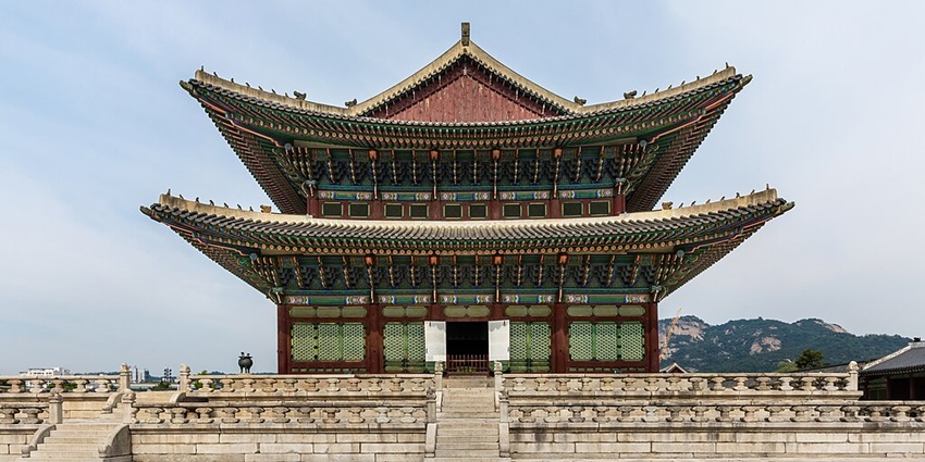 Gyeongbokgung Palace in Seoul, offering rich heritage, is one of the must-see places to visit in June in Asia