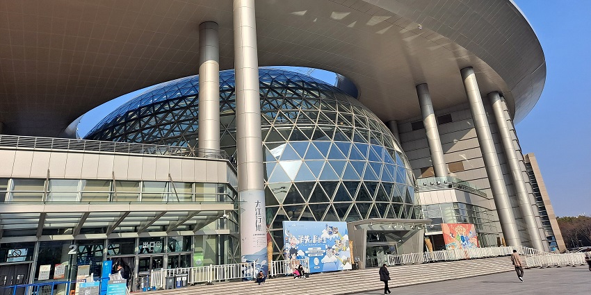 Shanghai’s Science and Technology Museum offers futuristic science museums exhibits on robotics, AI, and space exploration.