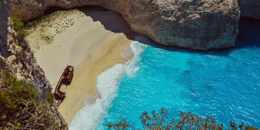 An image of the spooky yet intriguing Shipwreck Beach, one of Luanda's tourist places.