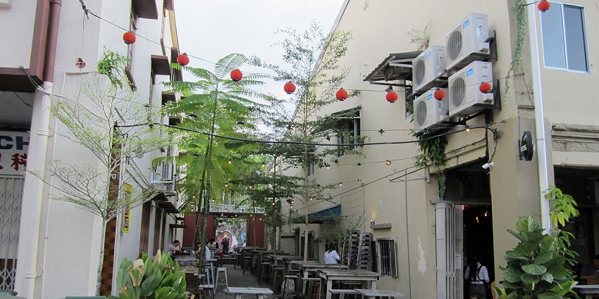 A quaint cafe at Carpenter Street- Fun things to do in Kuching