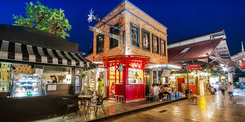 A picture of Asiatique’s bustling night bazaar with colourful stalls selling souvenirs and fashion.