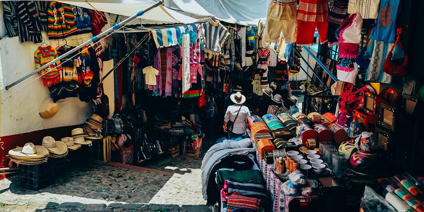 Colorful stalls and handmade souvenirs at Pasar Atjeh market in Banda Aceh.