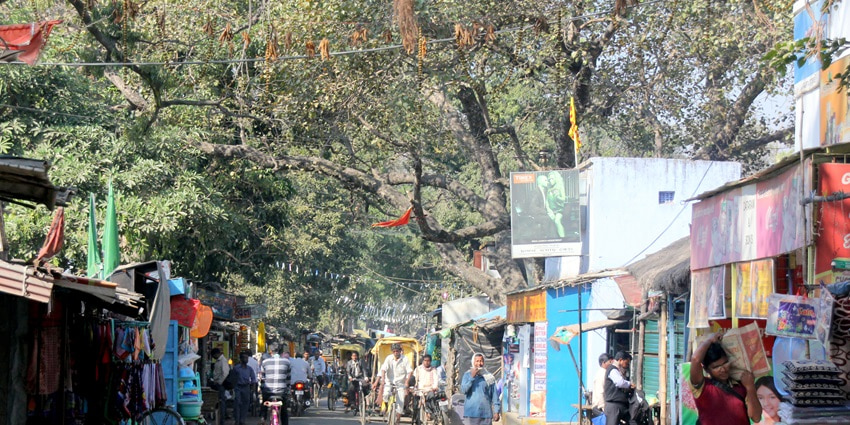 Shopping at the local Haat Bazaar for souvenirs and handicrafts, Kalimpong, West Bengal