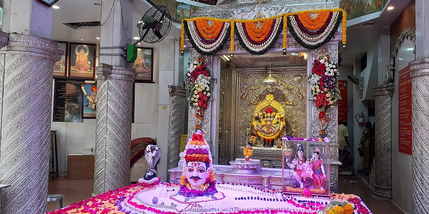 An image of the shiva lingam decorated for the traditions followed during the Shravan Somwar festival.