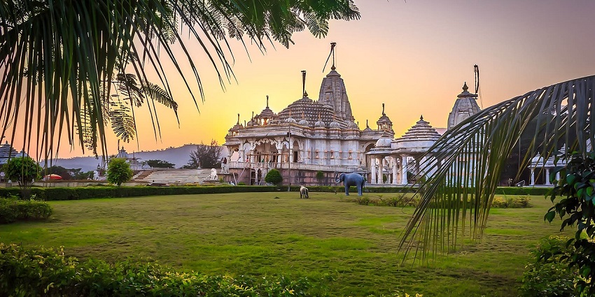 An image resembling Shri Ram Mandir, one of the holy spaces to meditate and pray.