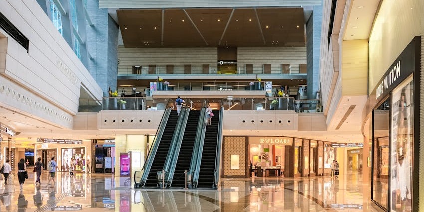 A photo of Siam Paragon Mall, one of the biggest luxury shopping malls in Bangkok.