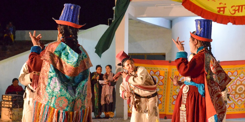 An image of dancers at the Sindhu Darshan Festival, one of the famous festivals in June in India.