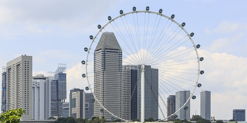 Experience rides on the Singapore Flyer, one of the world’s tallest observation wheels.