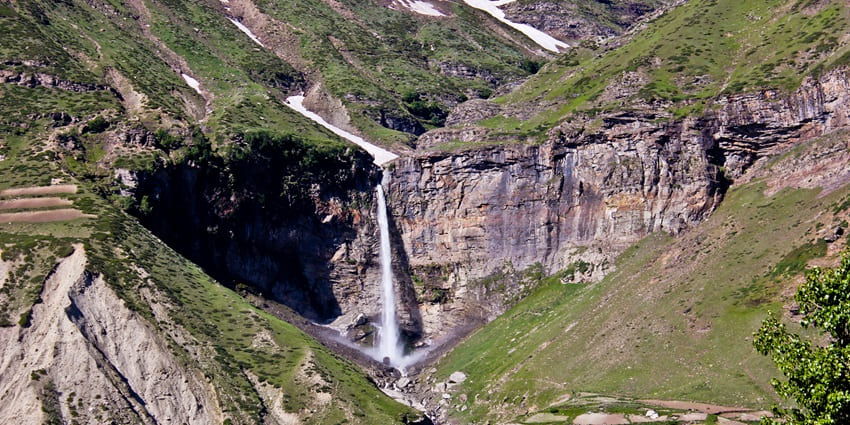 An image of Sissu Waterfall, a tourist destination and one of the best waterfalls in India.