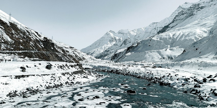 A scenic view of Sissu, a serene place to explore near Chandratal Lake in winter.