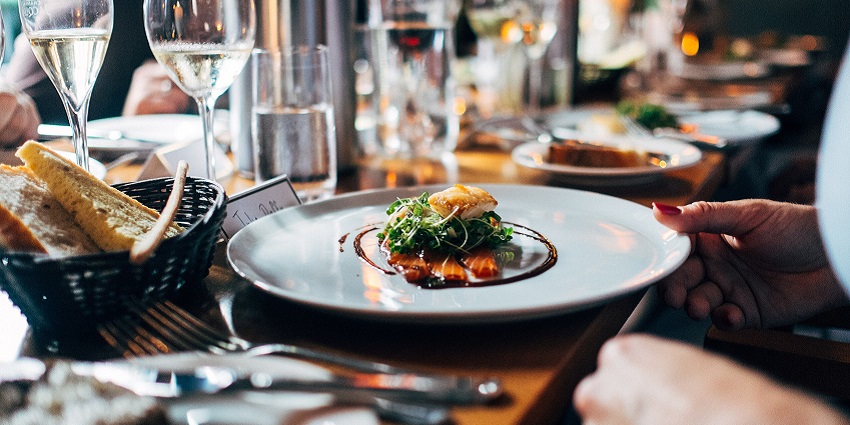 Delicious food served in the sky dinning, an ideal activity for families